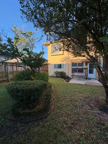 a view of a house with a backyard