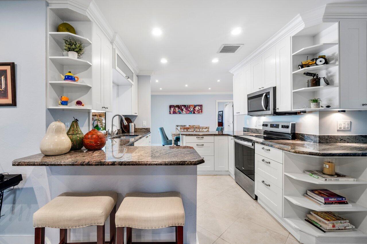 605 Northwest 10th Court Boca Raton, FL 33486 - Photo 7 of 30 Generous cabinet and counter space