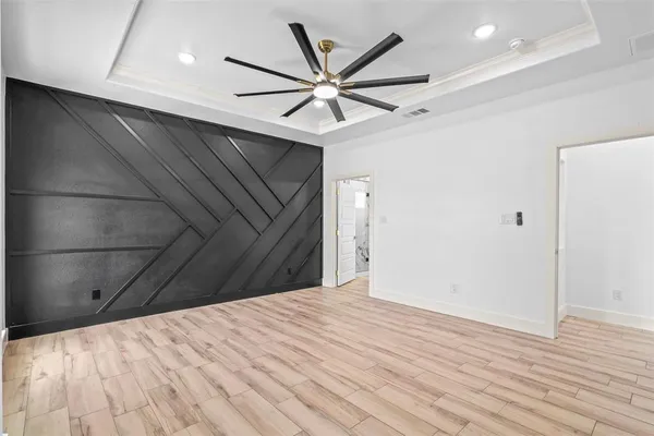 a view of a livingroom with a ceiling fan and wooden floor