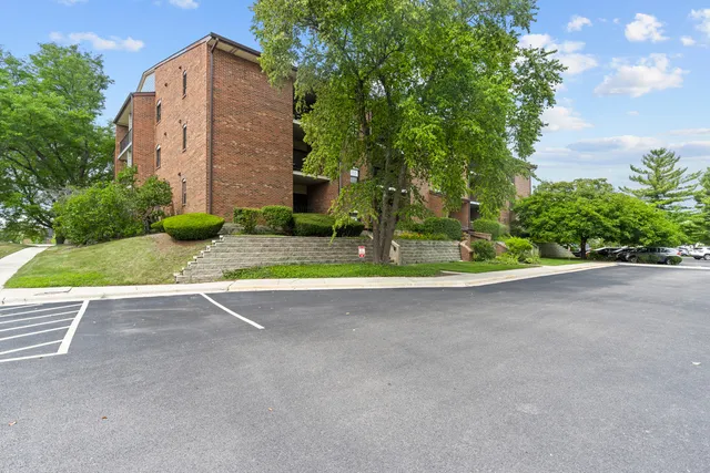 $268,900 | 720 Weidner Road, Unit 302, Buffalo Grove, IL 60089