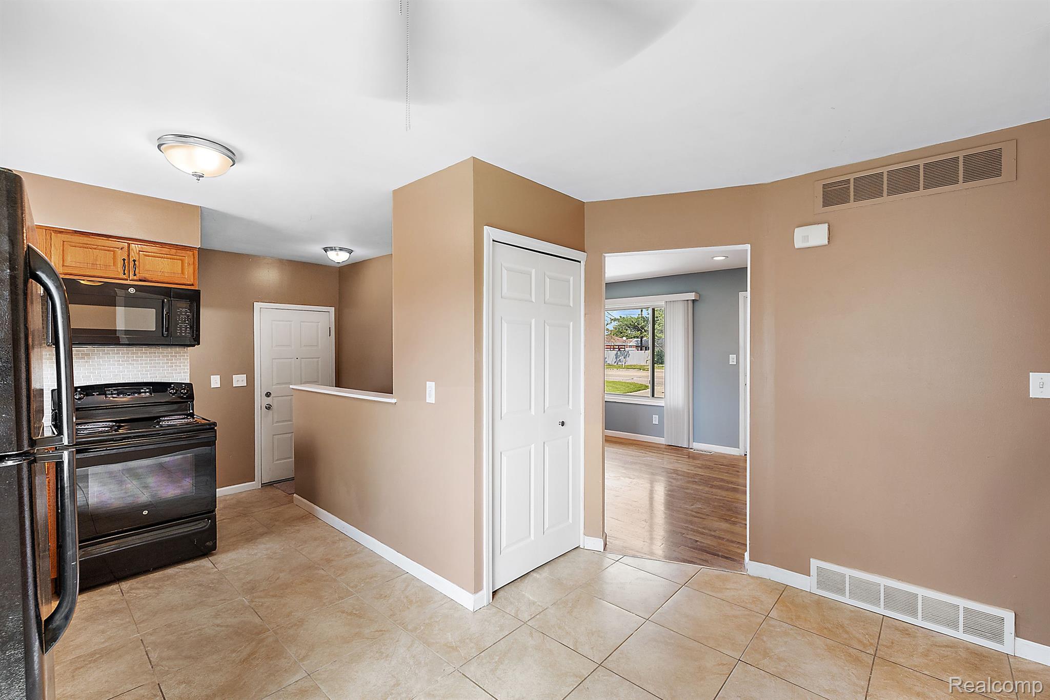 32001 Schoenherr Road Warren, MI 48088 - Photo 10 of 27 Gallery Image 10