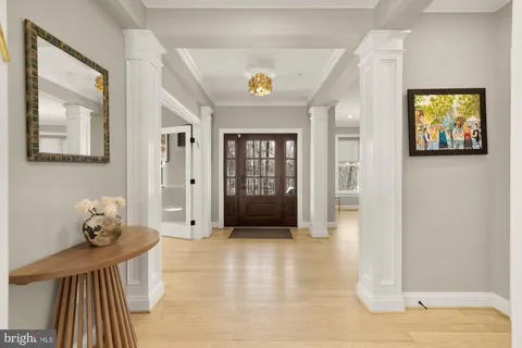 a view of livingroom with furniture