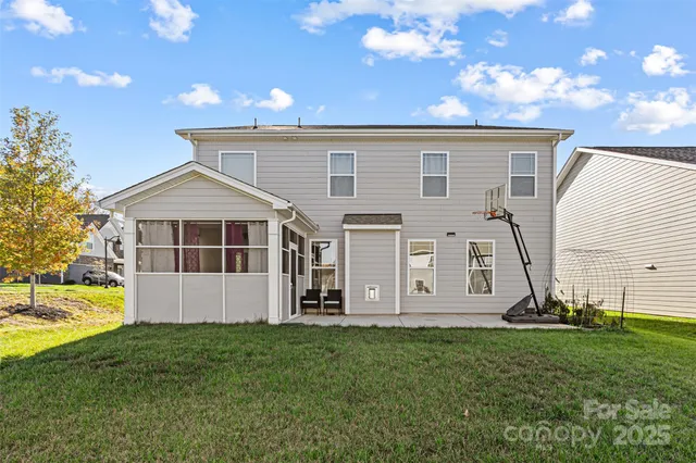 a view of a house with backyard and garden