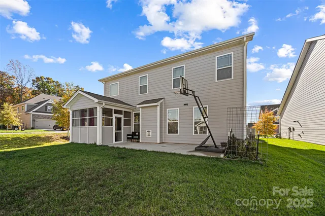 a view of a house with backyard