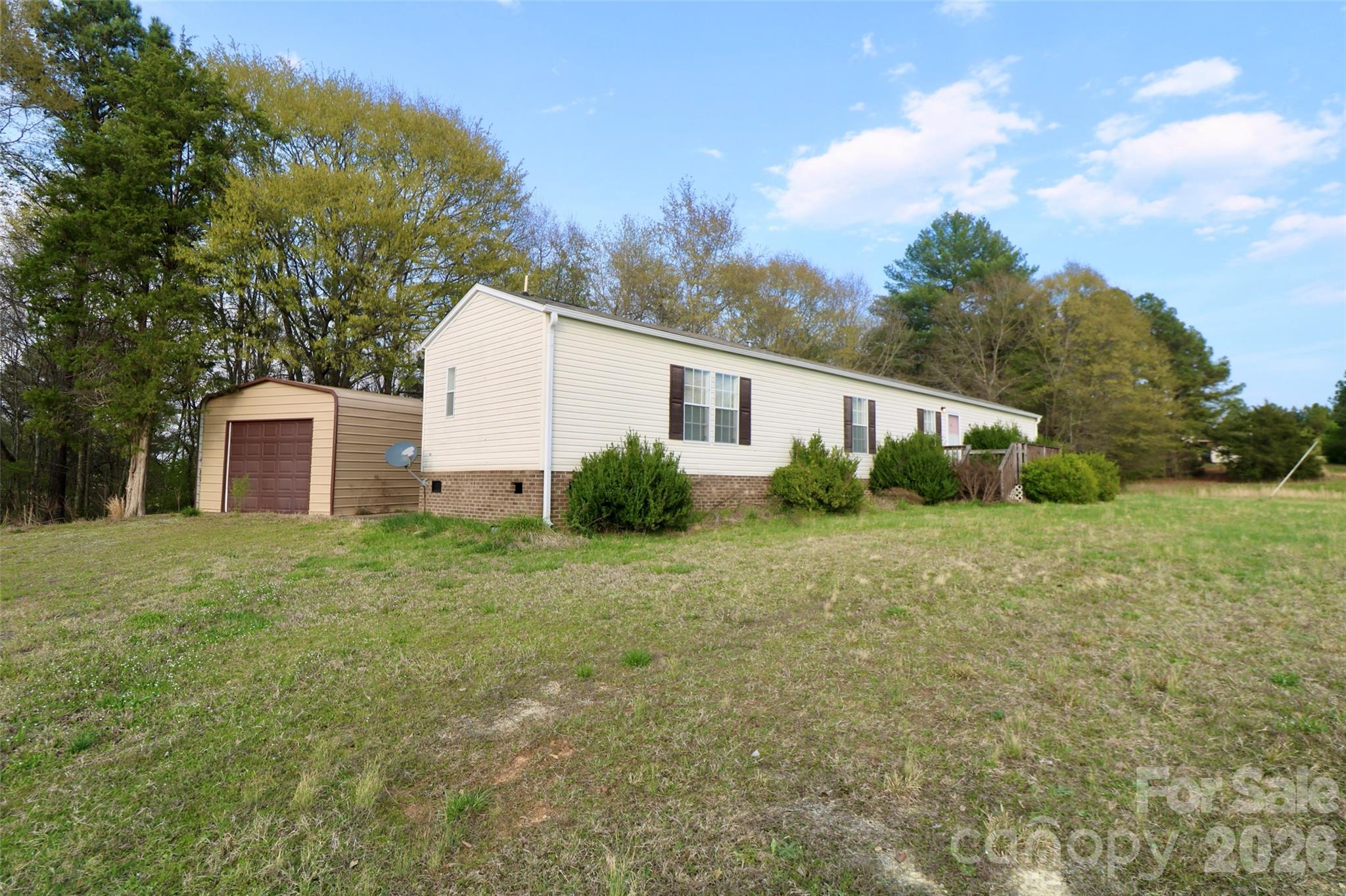 a view of a house with backyard and garden