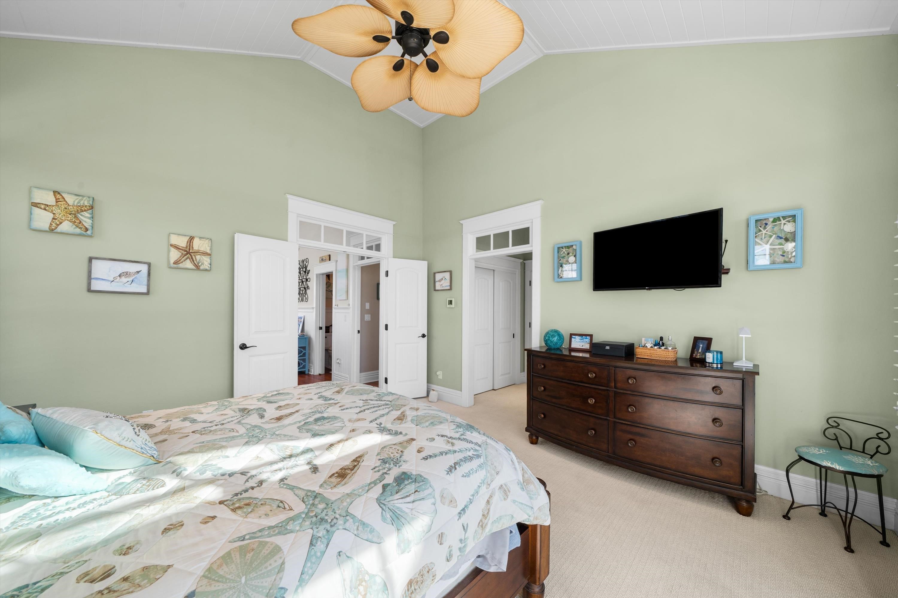 8600 2nd Stone Harbor, NJ 08247 - Photo 19 of 45 a bedroom with a bed and a flat screen tv