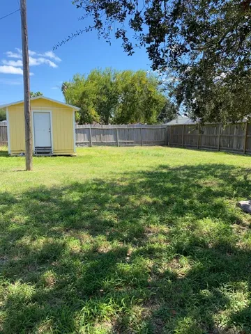 a view of a backyard