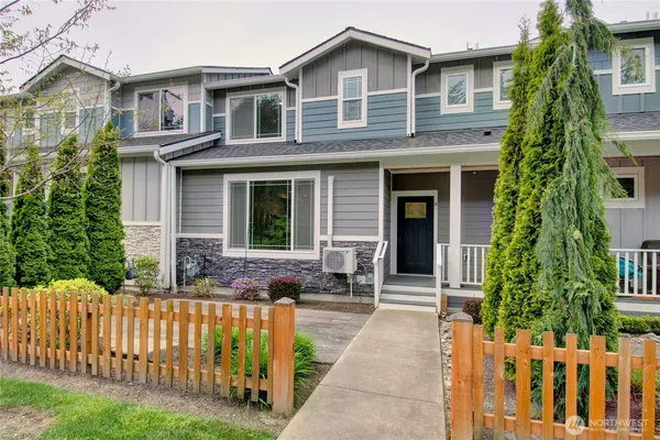 $434,500 | 313 East Hazel Street, Unit D, Mount Vernon, WA 98273