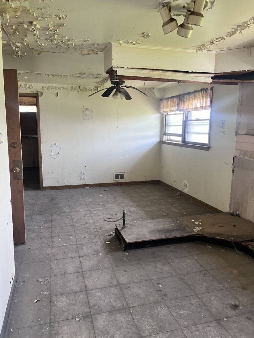 15711 Dixie Highway Harvey, IL 60426 - Photo 6 of 7 a view of a room