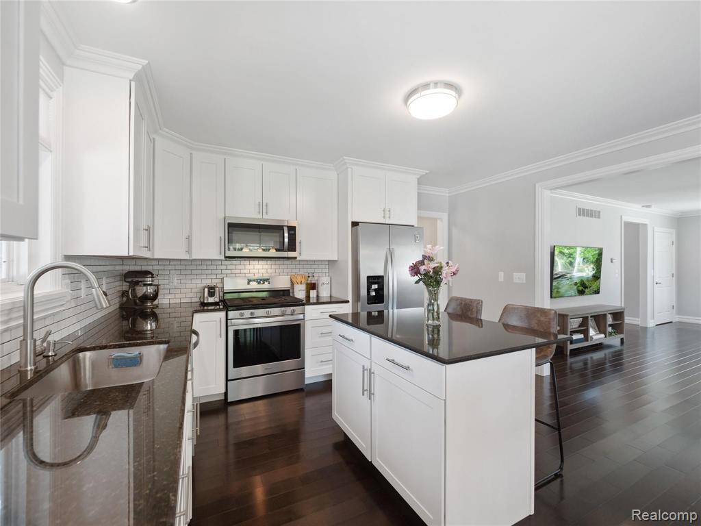 2446 Eastern Avenue Rochester Hills, MI 48307 - Photo 16 of 48