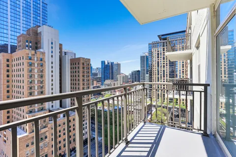 $399,900 | 21 West Chestnut Street, Unit 1604, Chicago, IL 60654