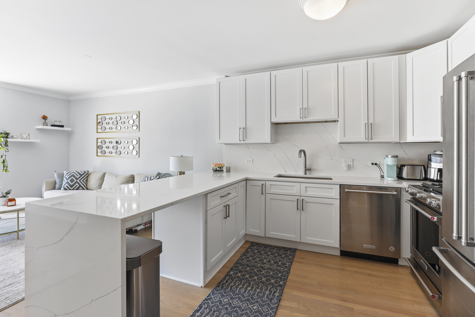 21 West Chestnut Street, Unit 1604 Chicago, IL 60610 - Photo 3 of 14