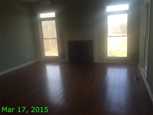 2205 Indian Ck Road McEwen, TN 37101 - Photo 3 of 6 Living room