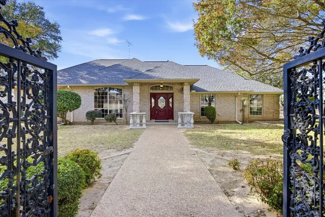 a view of a house with backyard and a tree