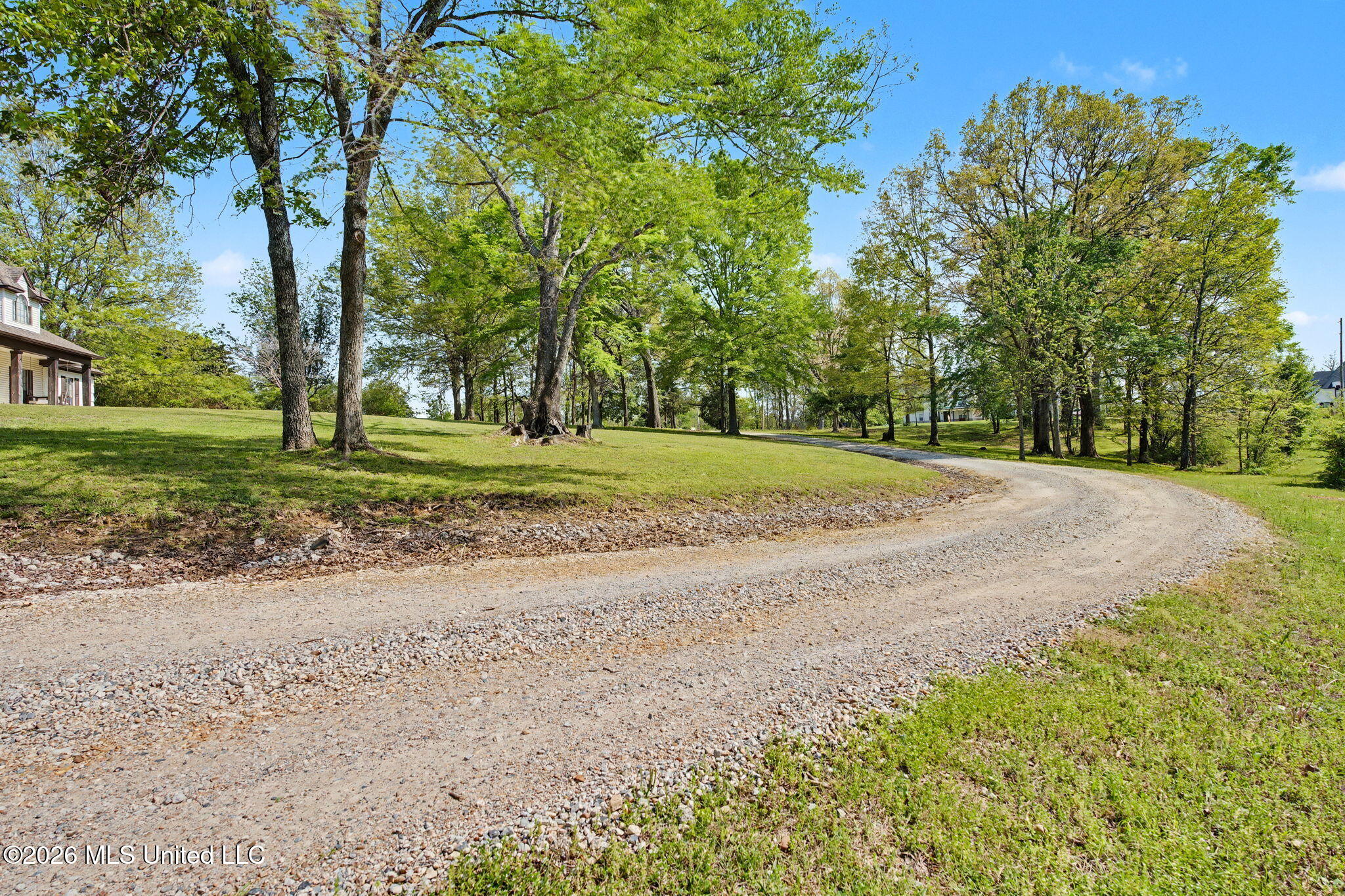 13960 Fairview Road Byhalia, MS 38611 - Photo 9 of 34 Winding Driveway 2