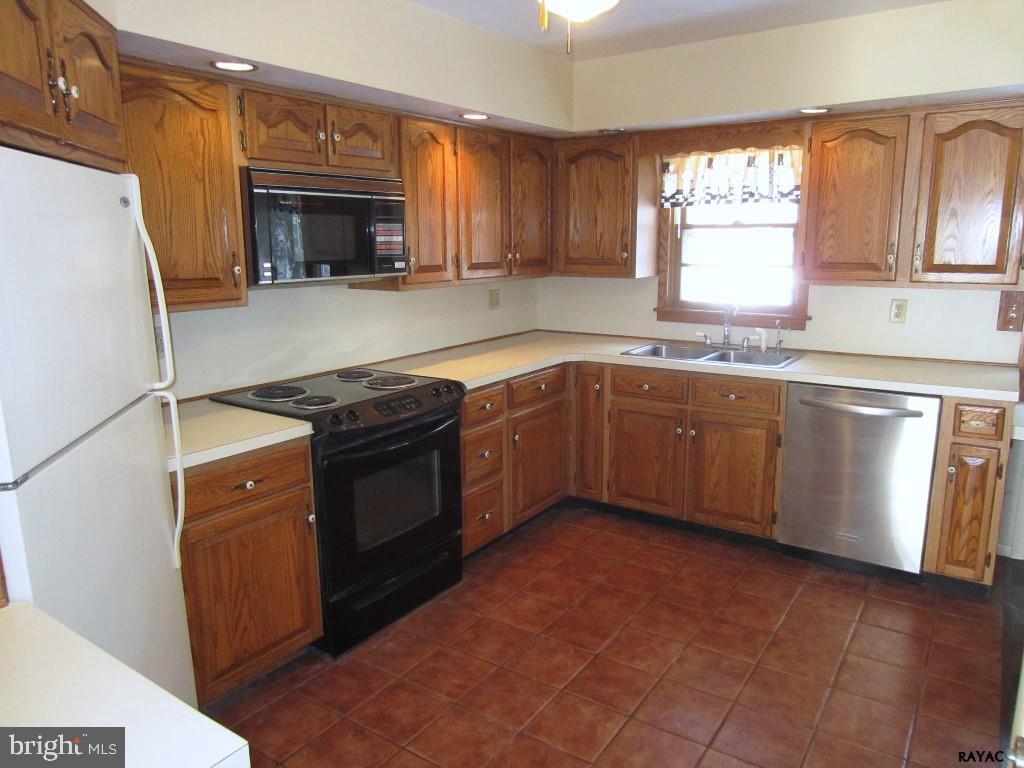 2020 Winding Road York, PA 17408 - Photo 7 of 34 Gallery Image 7