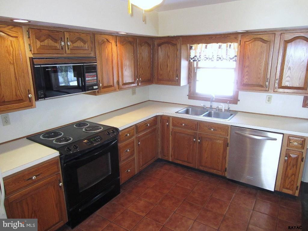 2020 Winding Road York, PA 17408 - Photo 8 of 34 Gallery Image 8