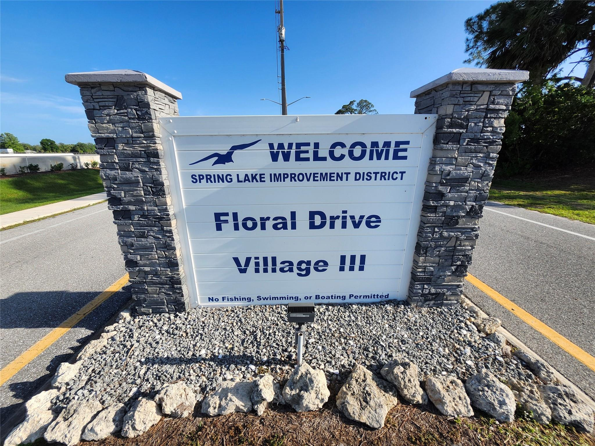 7933 Castile Road Sebring, FL 33876 - Photo 8 of 8 a sign on the side of a building