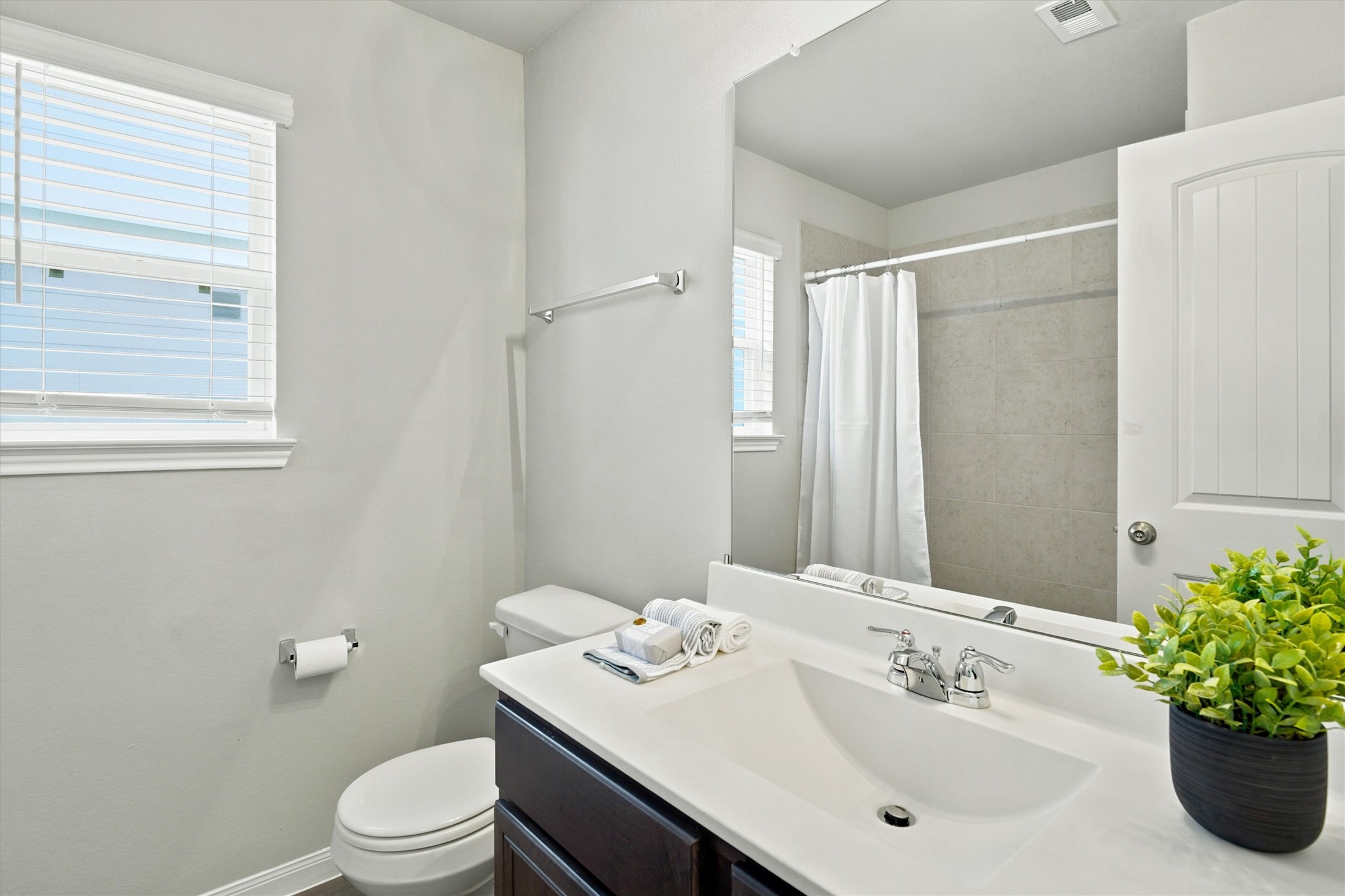5334 Brooklyn Rose Drive Rosharon, TX 77583 - Photo 10 of 21 Secondary Bathroom with a shower/tub combo