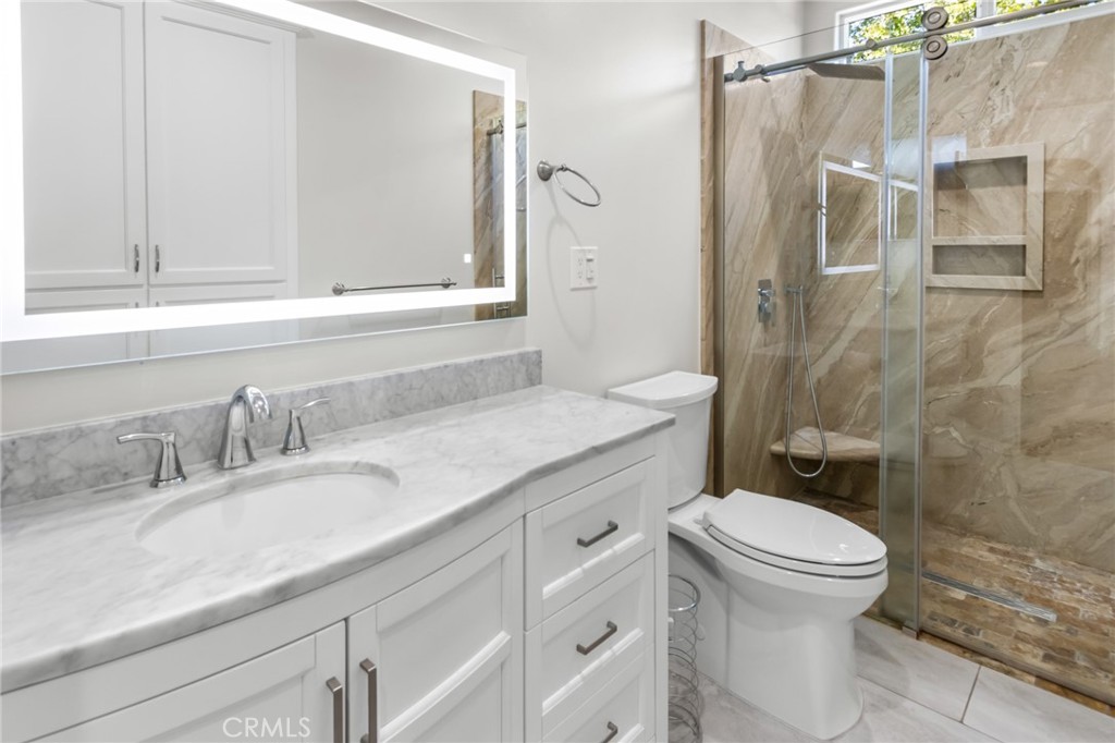 307 Noble Drive Merced, CA 95348 - Photo 11 of 31 Bathroom 2