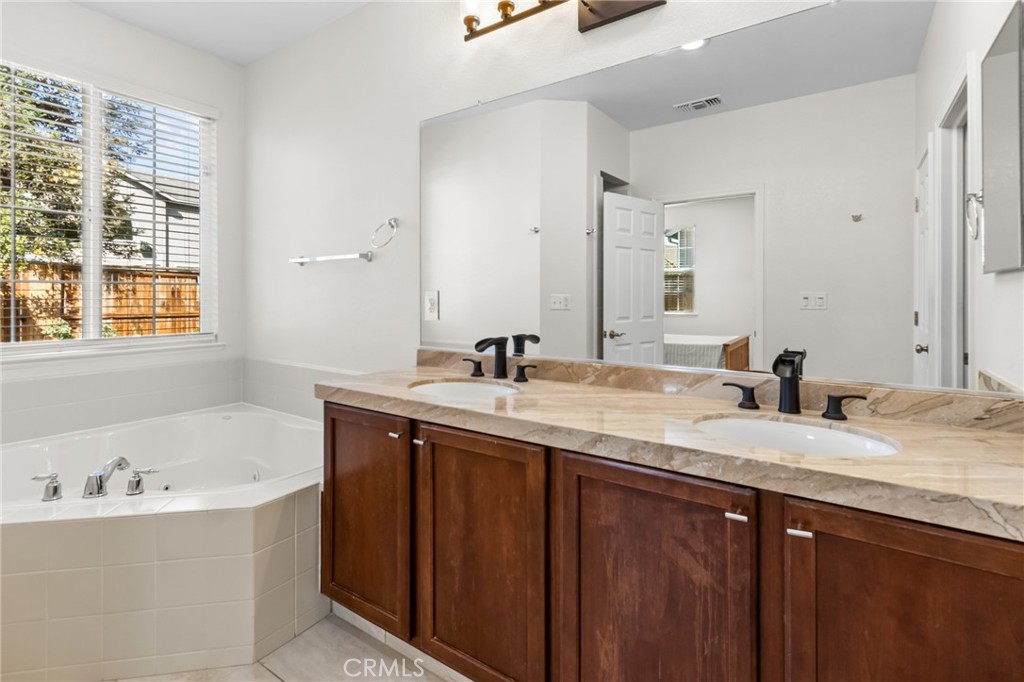 307 Noble Drive Merced, CA 95348 - Photo 25 of 31 Primary Bathroom