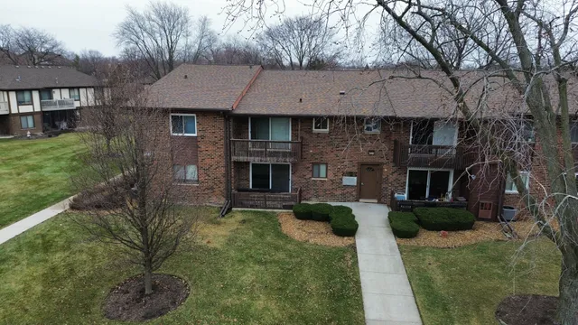 $224,900 | 18053 Live Oak Court, Unit 1603, Tinley Park, IL 60477