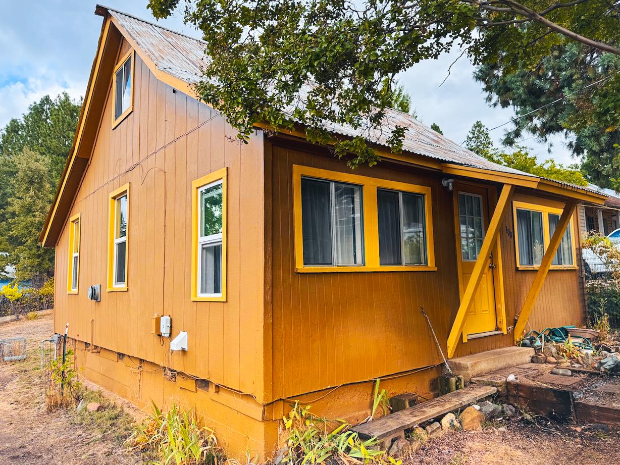 a view of a house with a backyard
