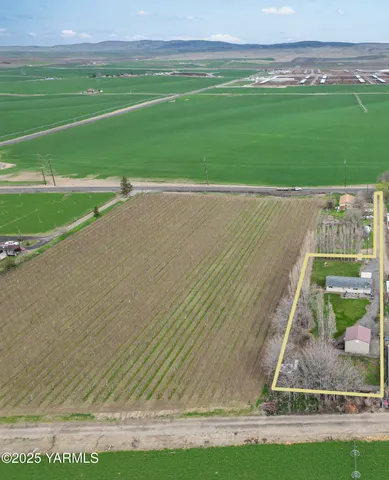 a view of a golf course