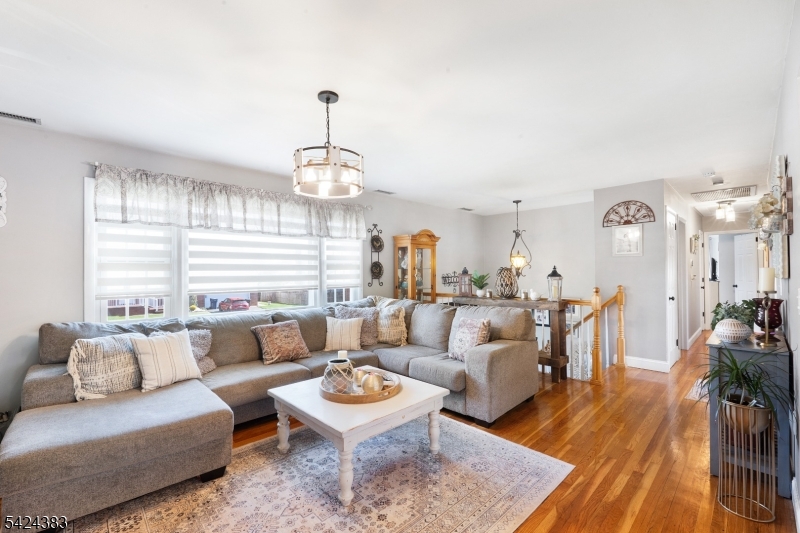 68 Doris Way Clark, NJ 07066 - Photo 4 of 35