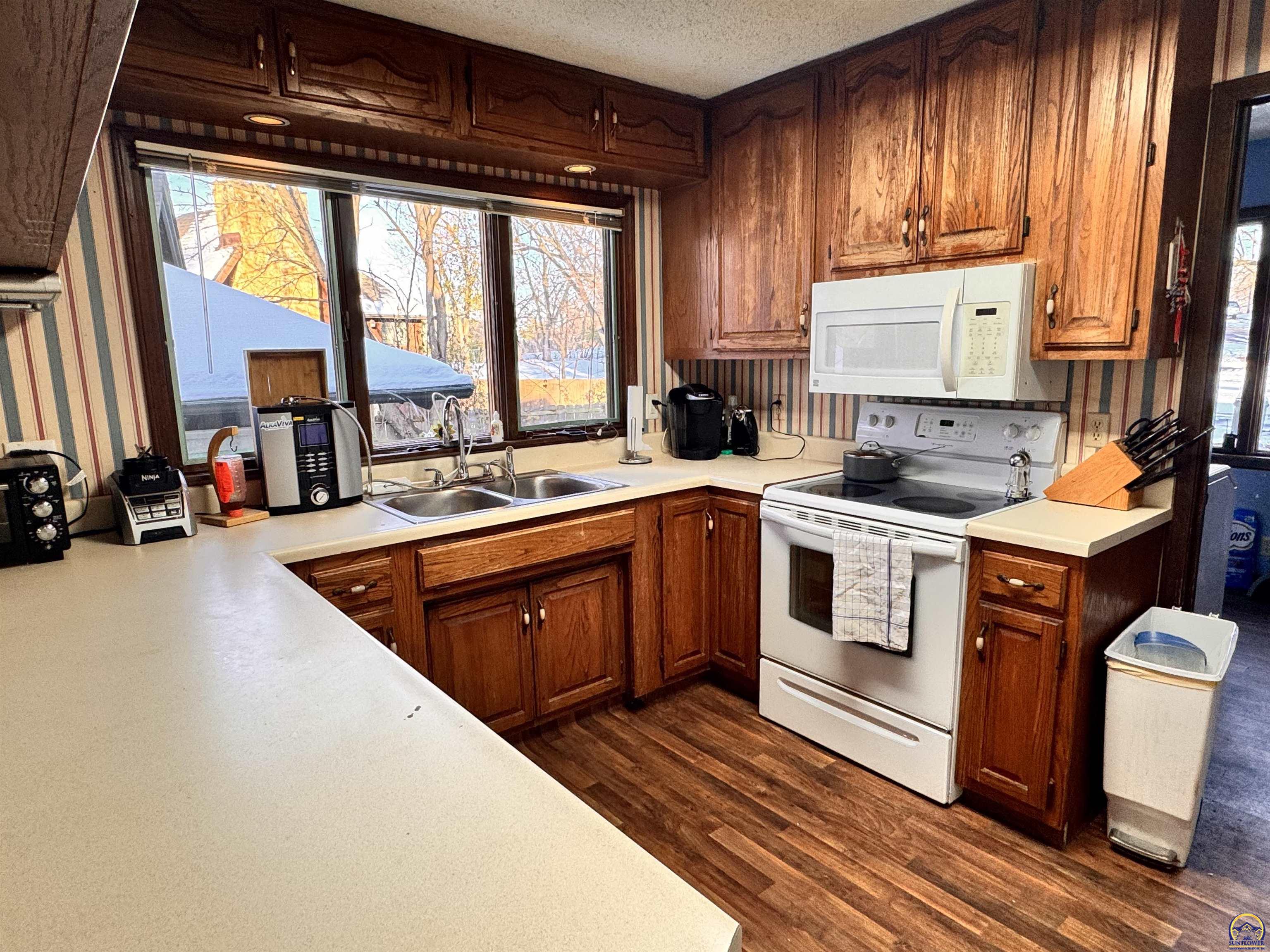 1918 Southwest Sieben Court Topeka, KS 66611 - Photo 7 of 23