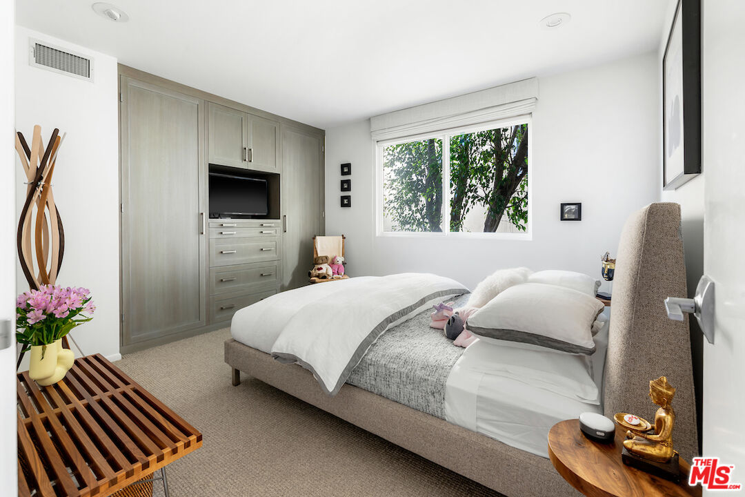135 Mast Mall Marina del Rey, CA 90292 - Photo 23 of 32 a bedroom with a bed and a window
