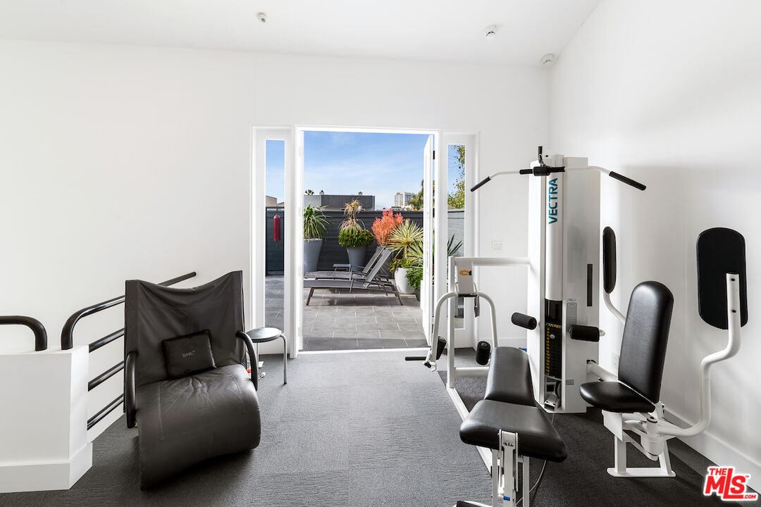 135 Mast Mall Marina del Rey, CA 90292 - Photo 26 of 32 a living room with furniture