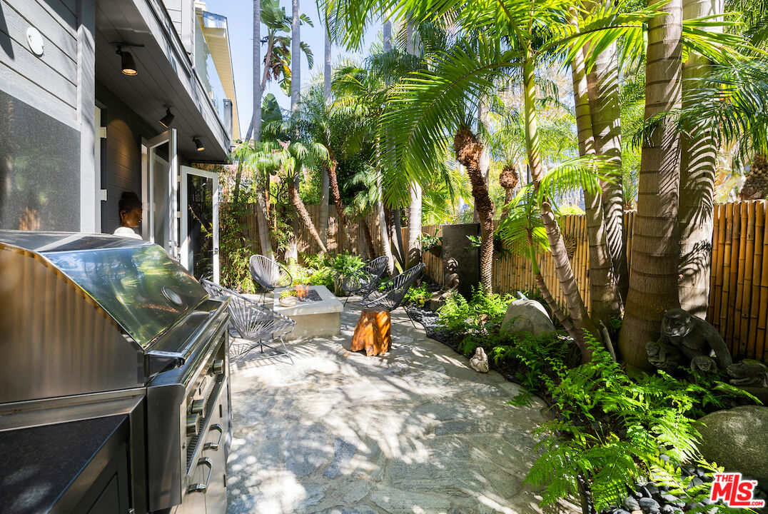 135 Mast Mall Marina del Rey, CA 90292 - Photo 30 of 32 a view of outdoor space and yard