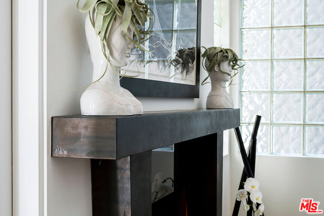 135 Mast Mall Marina del Rey, CA 90292 - Photo 6 of 32 a close view of light fixtures