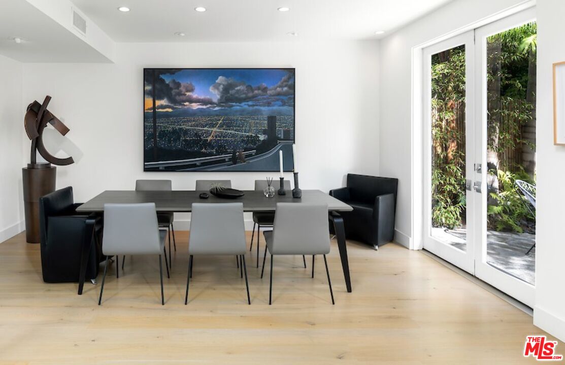 135 Mast Mall Marina del Rey, CA 90292 - Photo 8 of 32 a view of a livingroom with furniture and window