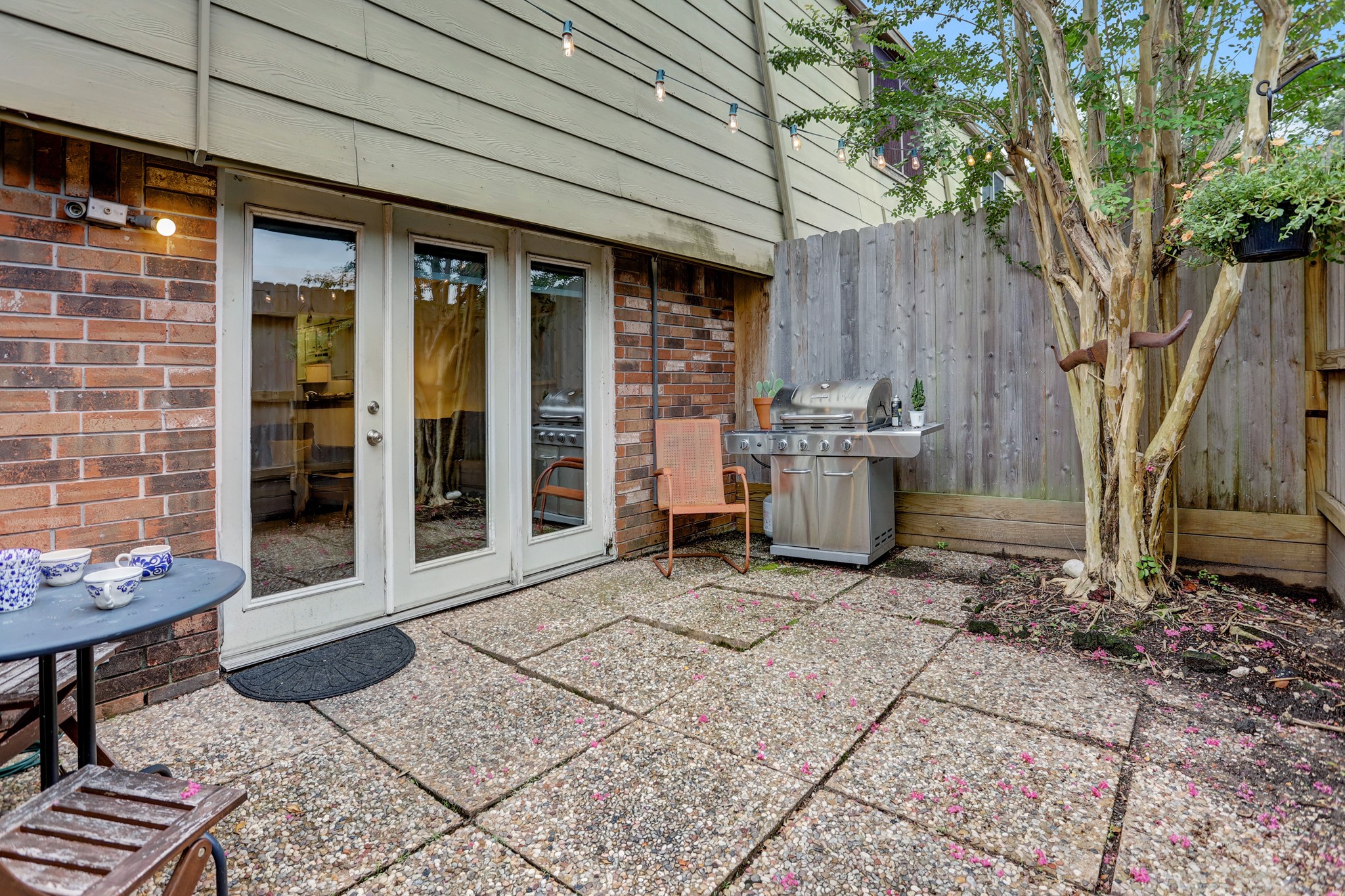 11550 Chimney Rock Road, Unit 514 Houston, TX 77035 - Photo 14 of 26 Chill and grill in your outdoor kitchen. Doesn't it look relaxing?