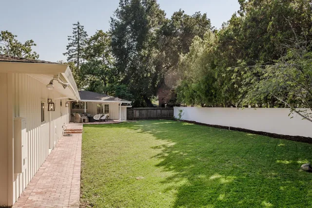 a view of a back yard