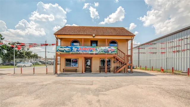 a view of a house with entertaining space