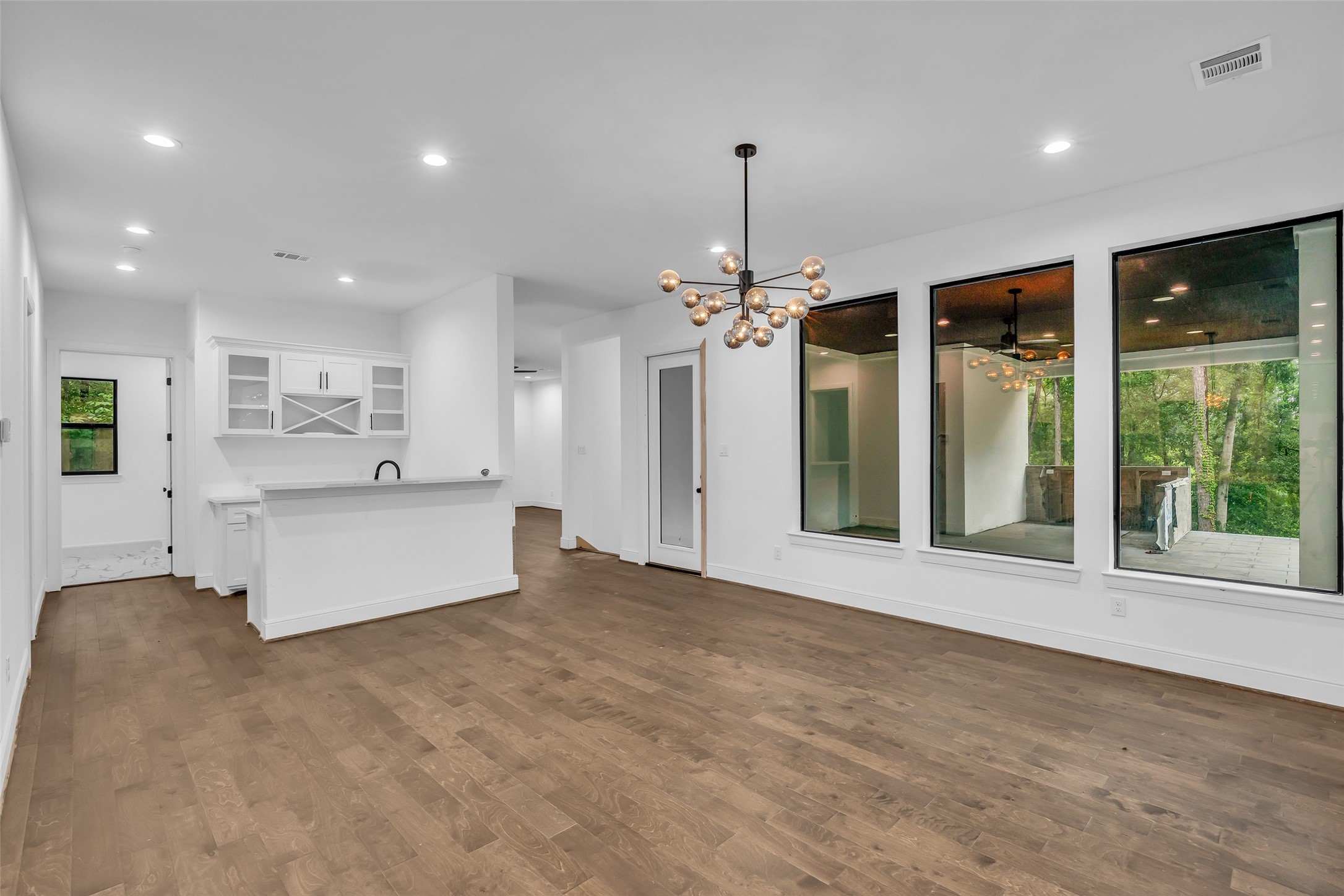 2 Deer Ridge Estates Boulevard Houston, TX 77339 - Photo 6 of 25 Dining area featuring a convenient built-in wet bar, perfect for entertaining and hosting guests.