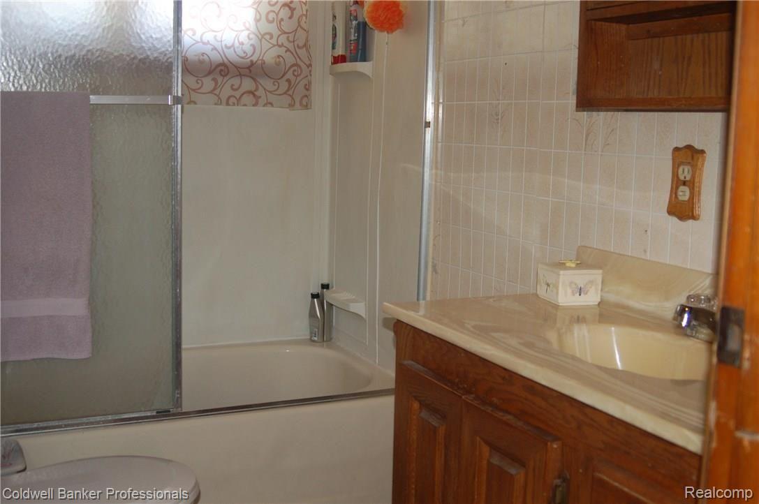 1460 Belsay Road Burton, MI 48509 - Photo 14 of 24 DSC_0026.JPG
