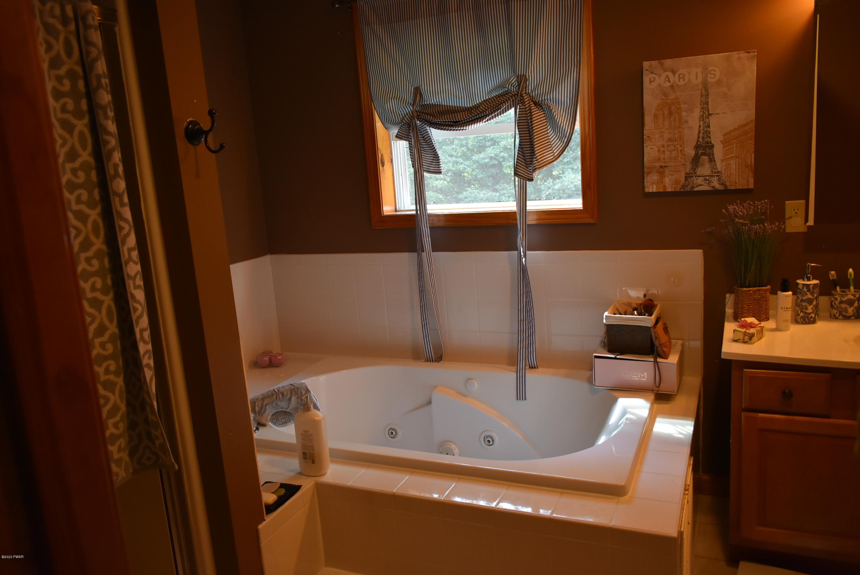 119 Gapview Road Milford, PA 18337 - Photo 7 of 16 Whirlpool tub