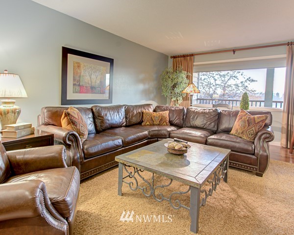 2219 West Bench Road Othello, WA 99344 - Photo 14 of 25 a living room with furniture and a large window
