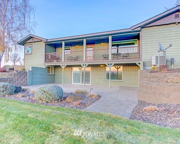 2219 West Bench Road Othello, WA 99344 - Photo 5 of 25 a front view of a house with swimming pool