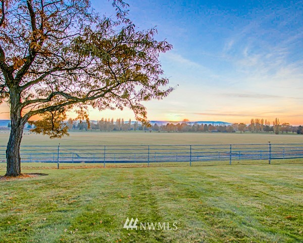 2219 West Bench Road Othello, WA 99344 - Photo 6 of 25 a view of an ocean from a yard