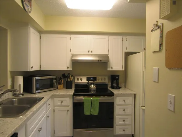 $1,975 | 7008 West Country Club Drive North, Unit 136, Sarasota, FL 34243