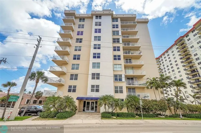 a dinning room with a table and chairs in it
