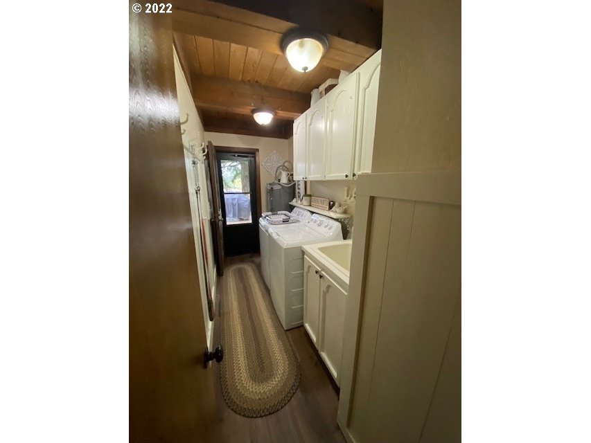 41945 Southeast Dover Court Sandy, OR 97055 - Photo 19 of 32 a bathroom with a sink and mirror