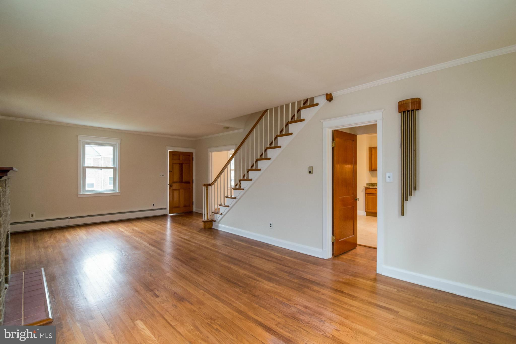 515 Charing Cross Road Baltimore, MD 21229 - Photo 4 of 29 Living Room