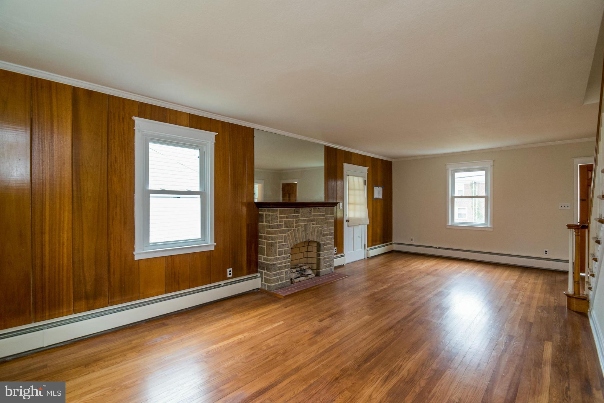 515 Charing Cross Road Baltimore, MD 21229 - Photo 5 of 29 Living Room