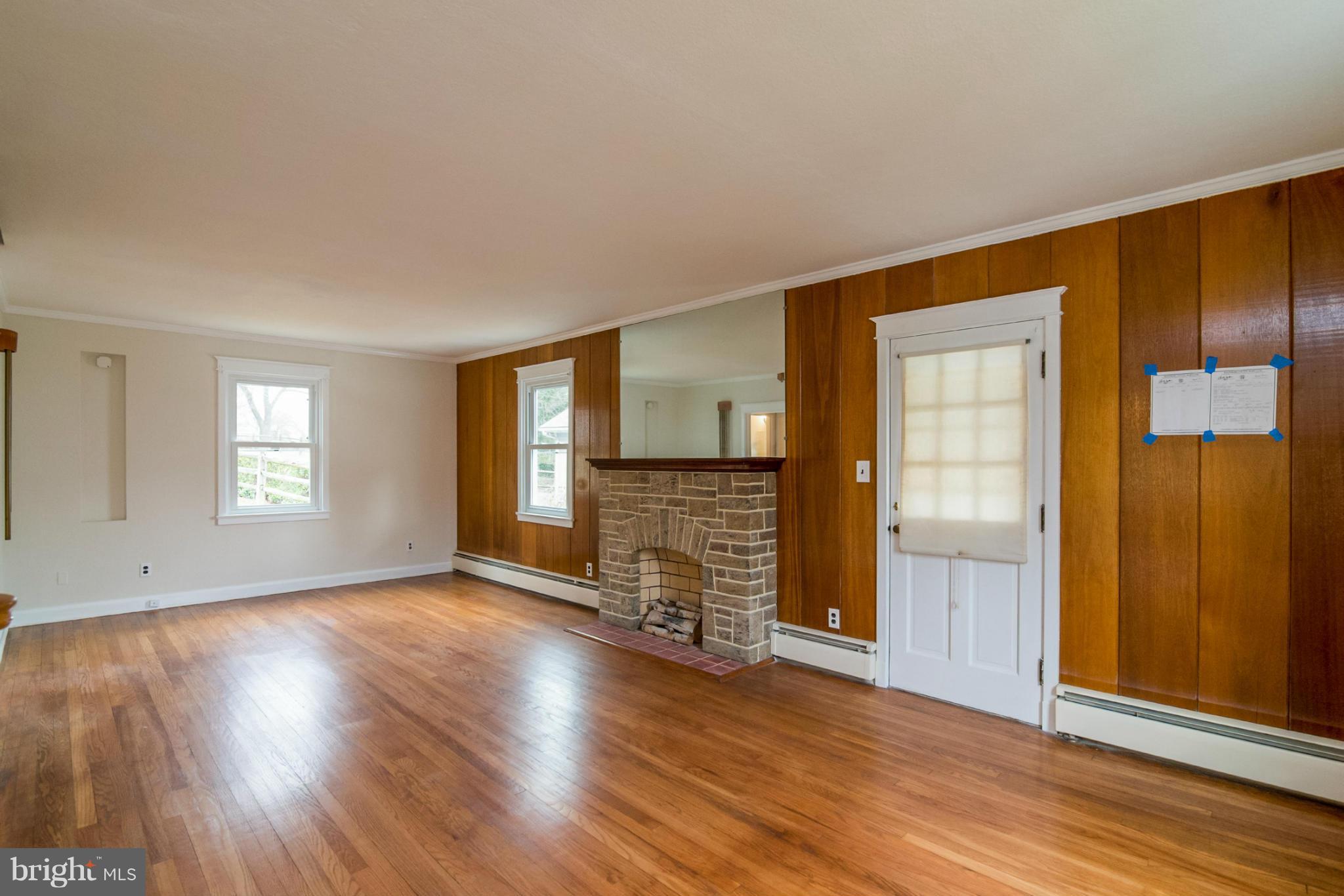 515 Charing Cross Road Baltimore, MD 21229 - Photo 6 of 29 Living Room